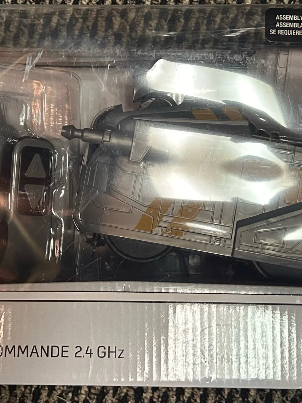 Star Wars Razor Crest RC Vehicle with Grogu — White, Gray, Red